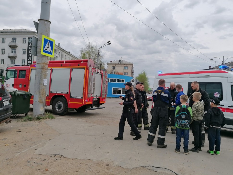В Архангельске спасатели эвакуировали детей с опоры Кузнечевского моста
